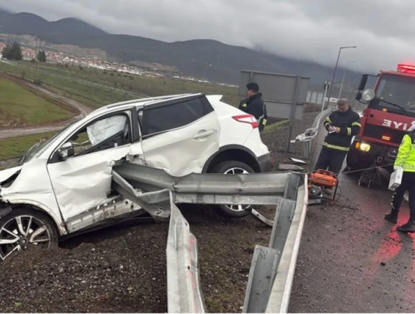 NURDAĞI OTOYOL GİŞELERİNDE FECİ KAZA: 1 ÖLÜ, 2 YARALI